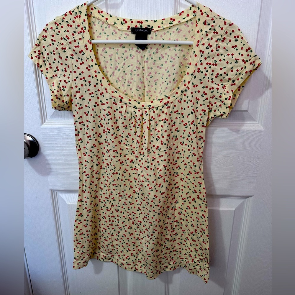 🍒 Scoop neck cherry top 🍒